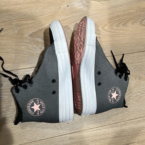 Cutest high top converse in pink and black with zippers on the side. Very rare - Picture 1 of 5